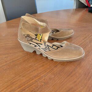 Fly London Pats801Fly Closed Toe Sandals